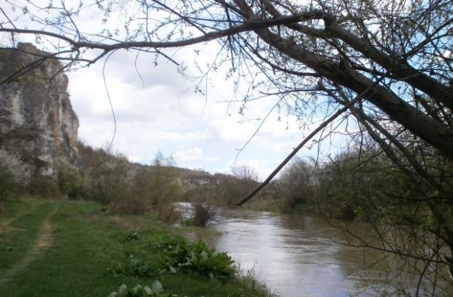 Издирват в р. Русенски Лом 54-годишен мъж