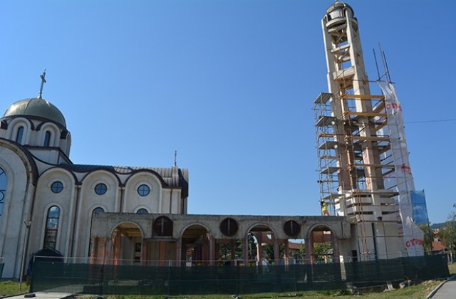 Пет камбани ще звънят  в храма Свети Дух в Монтана