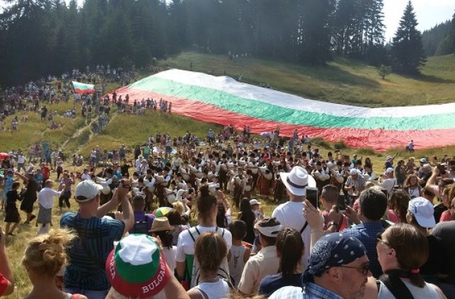 С едноминутно мълчание в памет на жертвите в Ница откриха събора на Рожен
