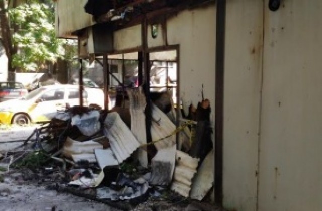 Нина Крушева се заема с опожарения през 2009 г. магазин до блок Камен