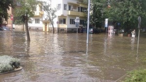 Наводнени подлези и булеварди в Пловдив след жестоката градушка СНИМКИ