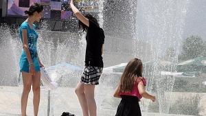 Дъжд и гръмотевици на запад слънце около морето