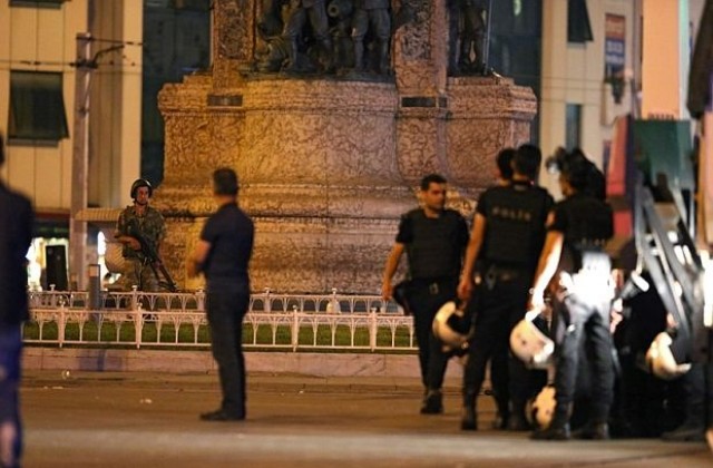 Мощен взрив в Анкара, хеликоптери откриха огън по парламента