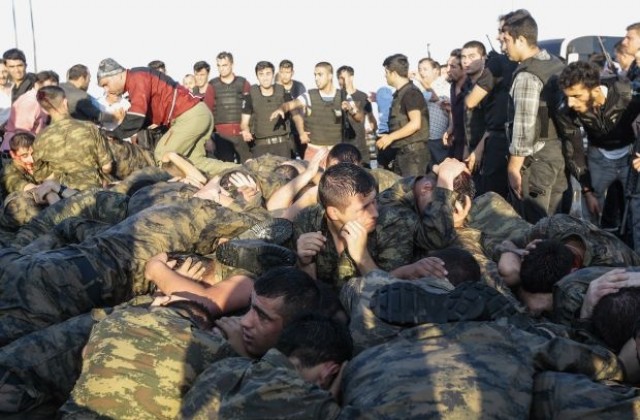 Хиляди военни са арестувани в Турция след опита за преврат (СНИМКИ)