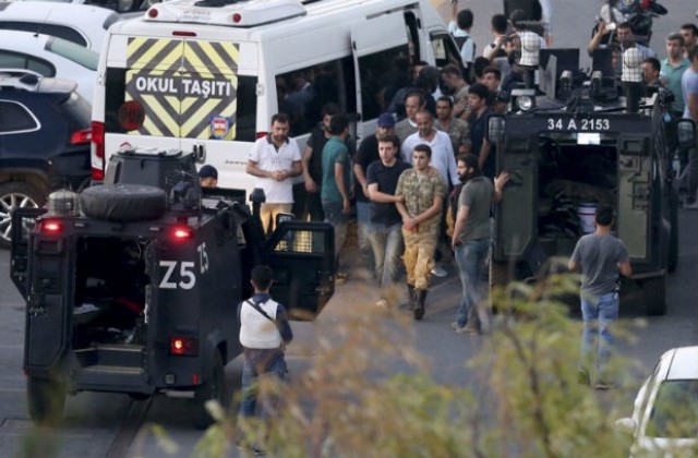 Превратаджии атакували и централата на турското разузнаване