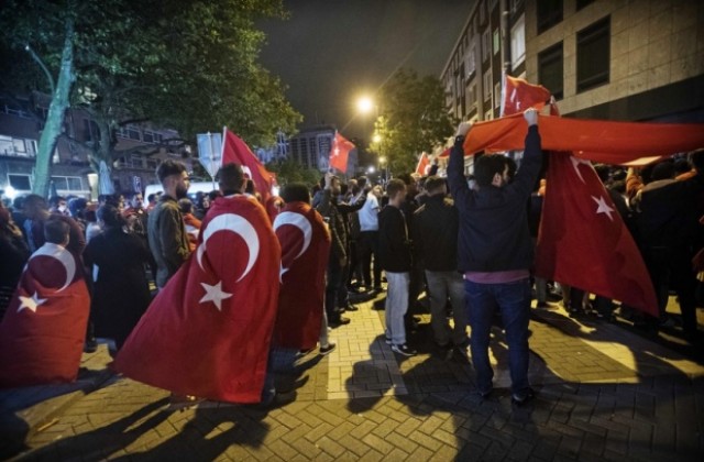 Мохт Абуаси: Ердоган ще излезе по-силен след проваления опит за военен преврат