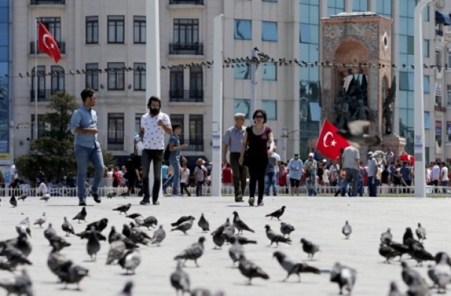 Хората излязоха по улиците в Истанбул, за да подкрепят правителството