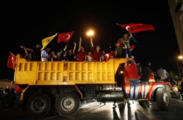 След опита за преврат в Турция: Арести, съмнения и пламенни речи
