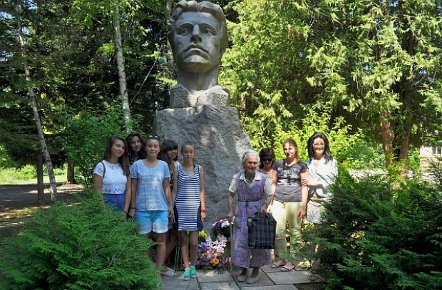 Почитаме Апостола в понеделник