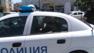 Пиян с брадва подгони полицаи в Победа