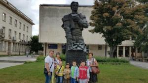 Бъдещи първокласници в НУ Христо Ботев почетоха Апостола на свободата