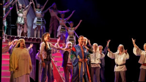 Йосиф и фантастичната му пъстра дреха на открита сцена в