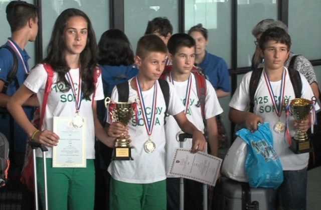 Наши ученици математици се върнаха с 10 медала от Хонг Конг