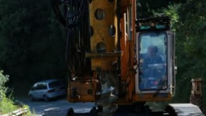 Със специализирана техника укрепват свлачището на пътя между ВТърново и