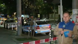 Скинари намушкаха ученик на спирка в центъра на София ВИДЕО