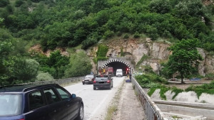 Затварят един от тунелите по пътя Смолян Асеновград ще пропускат