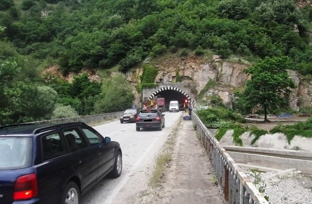 Затварят един от тунелите по пътя Смолян – Асеновград, ще пропускат колите през 2 часа