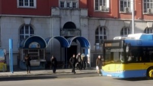 Обновяват спирките на градския транспорт и шахматните маси в центъра