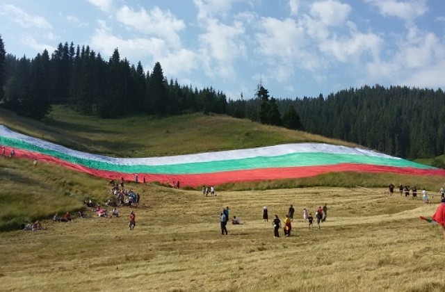 Правят 13 хил. знамена от огромния трибагреник на Роженския събор