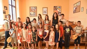 Летни школи по рисуване и народно пеене за децата в