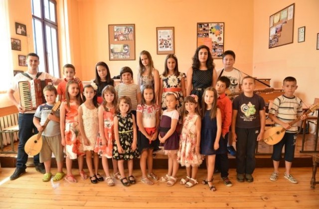 Летни школи по рисуване и народно пеене за децата в Банско