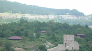 Първите туристи разглеждат Трапезица през есента