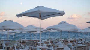 Въвеждат базисна цена за чадърите и шезлонгите на плажа 2