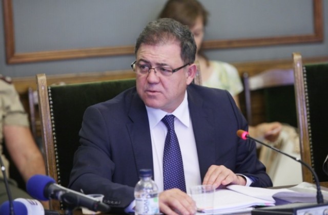 Спешно изслушаха военния министър след размяна на реплики между Кънев и Борисов