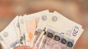 Англичанин благодари на жандармеристи от Кърджали открили откраднатите му пари