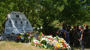 Отдават почит на загиналите преди 13 години летци от авиобаза