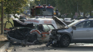 Трима ранени след тежка катастрофа с линейка