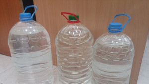 Търговец на нелегална ракия продава стоката си на паркинг