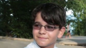 14годишен пианист свири пред Морската градина събира пари за конкурс