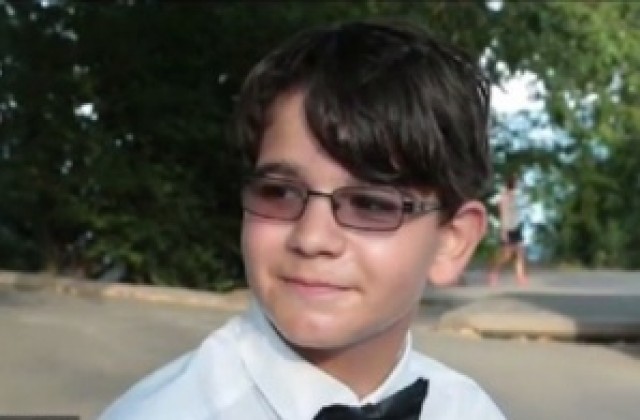 14-годишен пианист свири пред Морската градина, събира пари за конкурс (ВИДЕО)
