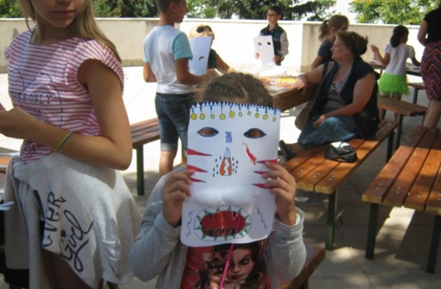 Кукерски маски изработваха децата  в Исторически музей  Дупница