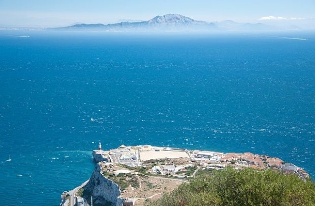 Ядрена подводница се сблъска с търговски кораб край Гибралтар