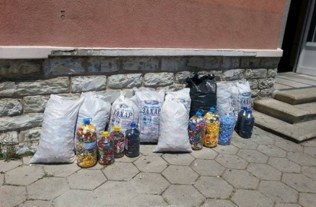 Над 60 кг капачки предадоха младежите от МГЕРБ - Сливен за инициативата „Капачки в действие