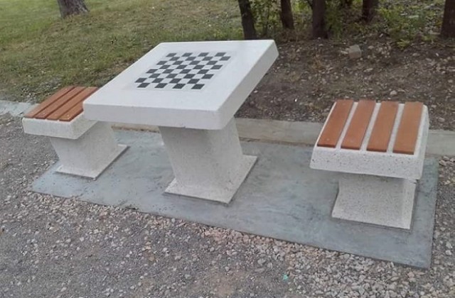 4 маси за шах на открито монтира община Хасково
