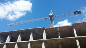 Демонтират опасен кран в Дупница младежи го ползват за бънджи