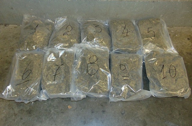 11 кг марихуана и 21 кг тютюн конфискува полицията