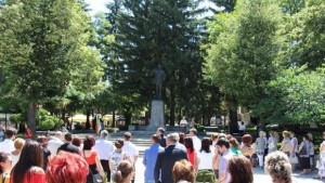 Банско сведе глава в знак на почит към поета Никола