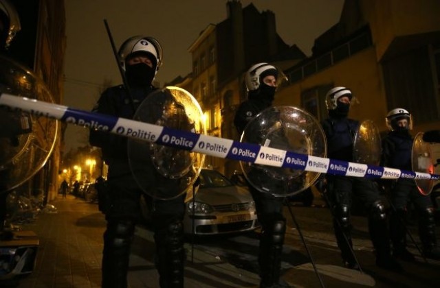 Трета нощ на размирици: Подпалиха коли северно от Париж