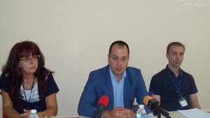 Младежи помагат на ученици да се върнат в училище