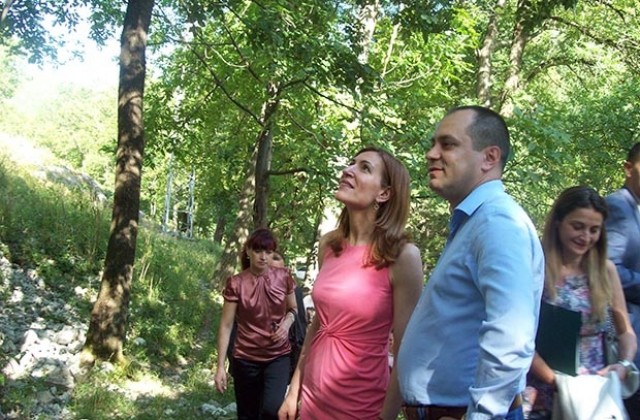Министър Ангелкова се разходи из древна Враца