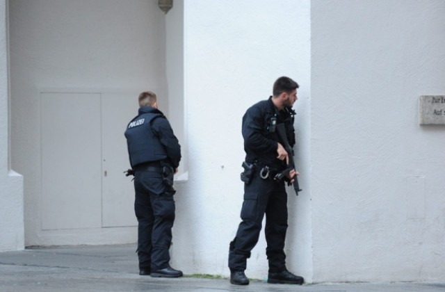 Няма потвърждение, че стрелбата е акт на тероризъм, заяви шефът на кабинета на Меркел