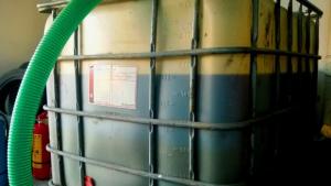 Близо тон гориво без документи откриха митнически инспектори в автокомплекс