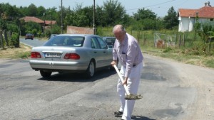 Депутат запълни опасни дупки