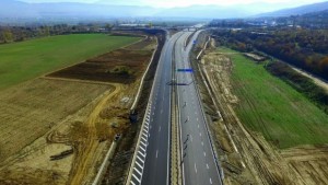 Почистване на канавки при пътен възел Кочериново ще промени движението