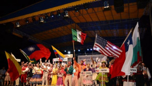 Пъстро дефиле концерт и предложение за брак белязаха финала на