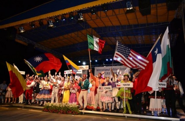 Пъстро дефиле, концерт и предложение за брак белязаха финала на XIX Международен фолклорен фестивал във В. Търново